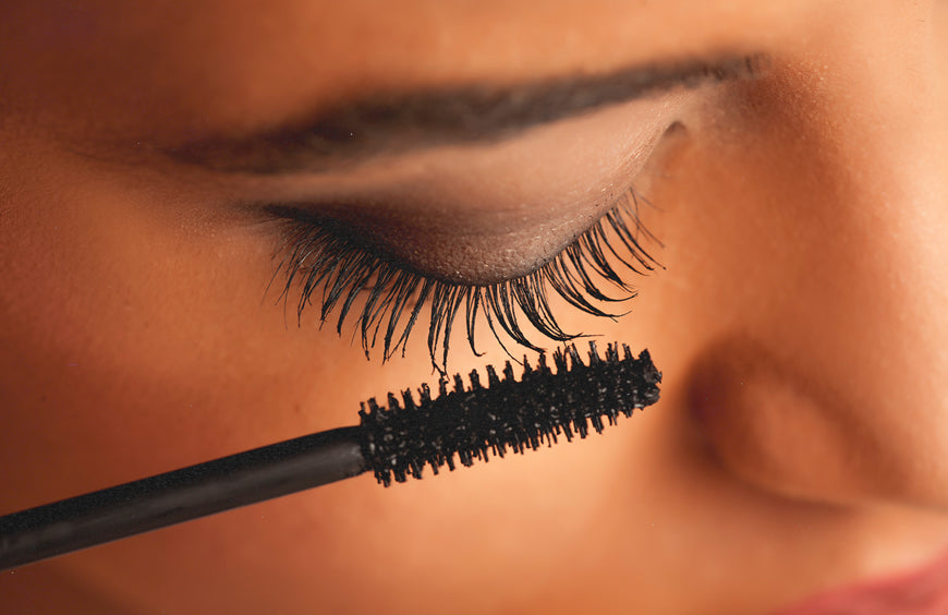 Cili është dallimi midis maskarës së zezë dhe kafe?